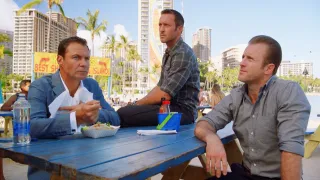 Hawaii 5-0 - Saison 8 - Kau pahi, ko'u kua. Kau pu, ko'u po'o (Nouveau joueur)